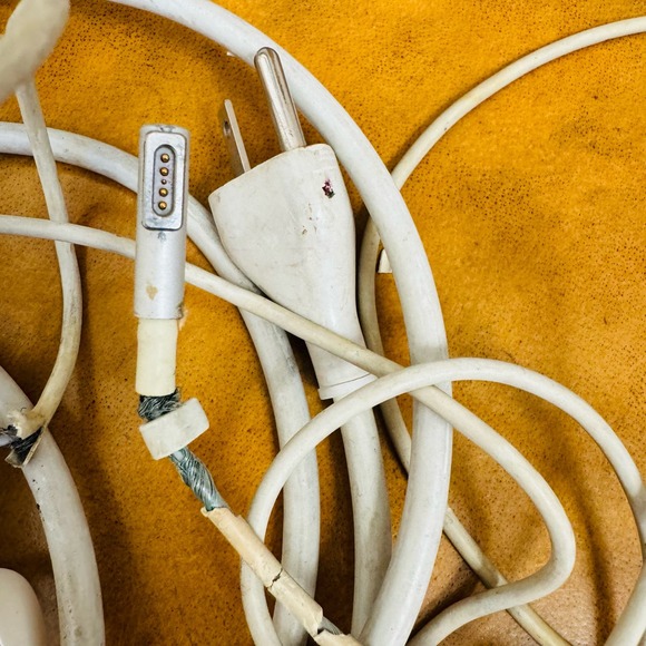 Apple LR56612 AC 100-240V Level 3 LPS Portable Power Adapter for MacBook Pro - Picture 4 of 4